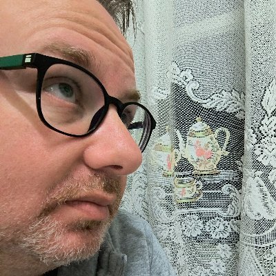 Conduzco personas a su destino y palabras a los corazones.
Autor de la serie de novelas