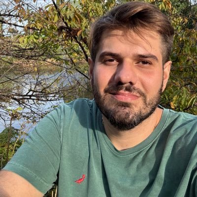 “Tentando viralizar com zero esforço. Entre memes, surtos controlados, opiniões não solicitadas e referências aleatórias de absolutamente tudo.”