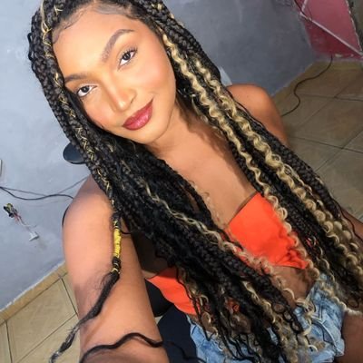 as vezes triste as vezes feliz mas sempre linda e gostosa