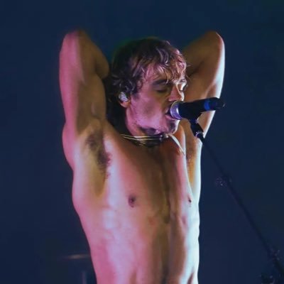 a guy who really loves men’s stinky armpits and feet | content is not mine | DMs open