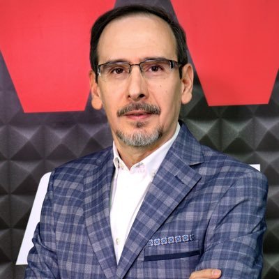 Analista político en W Radio y medios digitales.