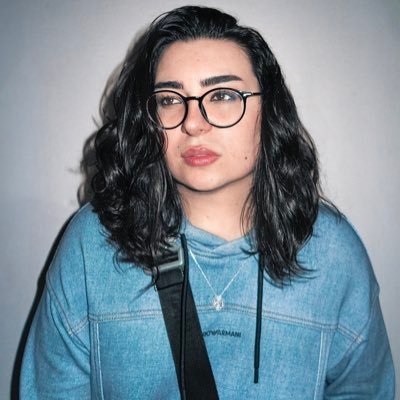 bisexual, faço umas artes no meu rosto, uso isso aqui como diário, e venci o câncer também mas isso é detalhe