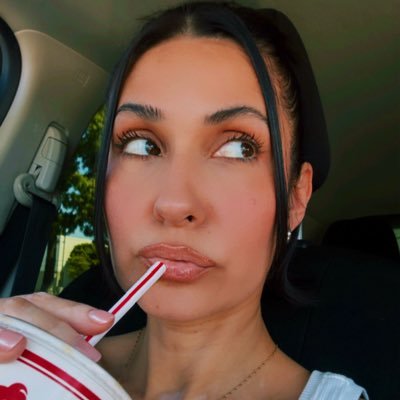 hertvv's profile picture. Host & Creator of @hertvv 🦋 #SocialSquad🏆