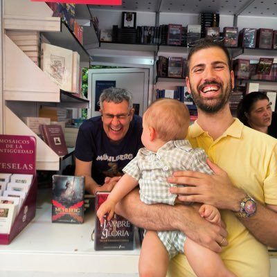 Escribo en mi tiempo libre en lugar de echar migas a los patos. Del Atleti. Y hago migas extremeñas. Me salen cojonudas. Me podéis leer en @edhasaeditorial