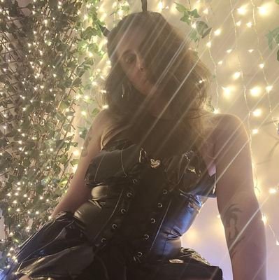 🔞 18+ Goth Witch Milf 👑 She/Her.
Gooners Welcomed 🍆💦, Mother of Nature ❤️