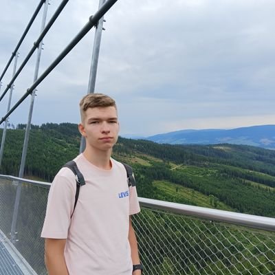 20 lat,
Student Historii UAM w Poznaniu,
Z pasji muzyk,historyk i obserwator sportu