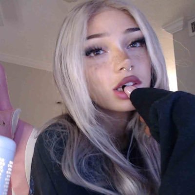 trapped4lumi's profile picture. 💌 not your gf. not even real. still the best thing to ever happen to your bank account 💕 dm for throne/crypto~ techdom/findom