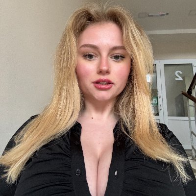 FranciscoNeto32's profile picture. Hi, I’m Dasha😇
Sweet like sugar, sharp like my eyeliner ✨