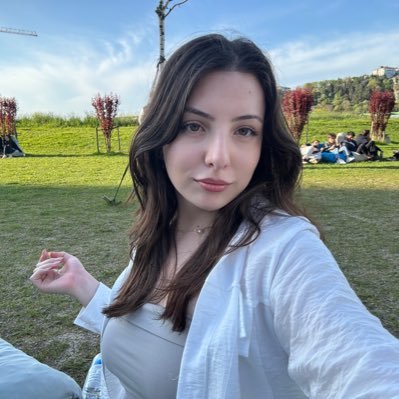 azrakarakaya__'s profile picture. 