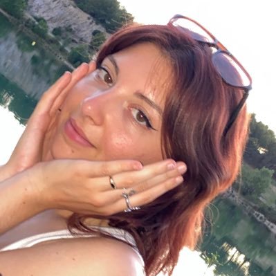ça tweet en français en anglais en espagnol et ça se la pete, a donf j’me la pete