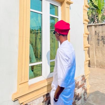Losheeyi's profile picture. Content writer / Website designer / Let's build 🚀 🎈