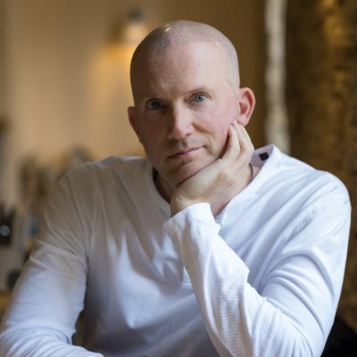 Psychotherapist, speaker, author and founder of Khiron Clinics, expert in trauma and relationships.