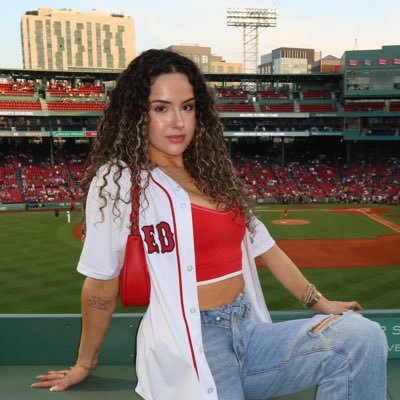 Boston’s favorite WAG 💍 | Professional tweeter | Dirty Water Diva ⚾️| Model at request 📸 IG👇🏼| Fenway’s Lipgloss Girl 💋💄✨