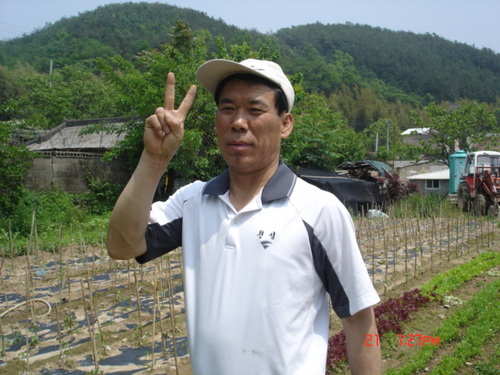 주어진 오늘에 감사하는 삶 , 내가 접하는 모든이에게 사랑과 덕을 베푸는 하루 , 늘 기도하며 겸손과 온유의 사람이 되려 부단히 노력만 하는 못난 사람 , 조국과 후손들의 안정된 미래를 희망하는 사람.