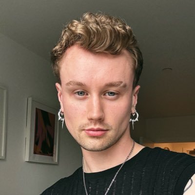 little queer photographer who takes too many selfies - insta @matty_parks photog insta @mtyparks he/him