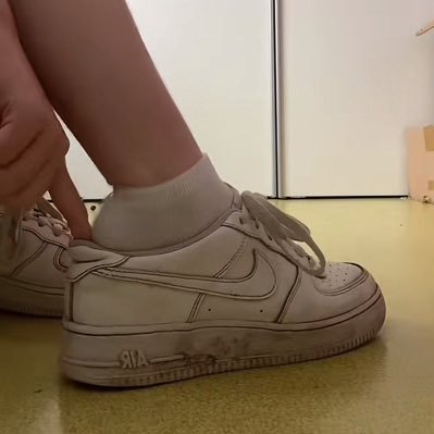 Raque pour moi 💶 19ans 38🦶paiement RIB ou paypal. Vente de pieds solo ou avec mes copines au choix. Photos/vidéos./soumission/insultes. Venez dm mes chiens 🐶