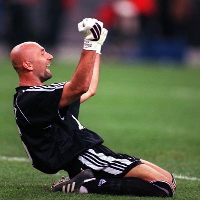 GK Coach @ Premier League Club. Ex 1st Team Gk Coach and Head of Goalkeeping at Wigan Athletic. BAhons. Uefa A Licensed. Views are my own. insta aaron_gkpro