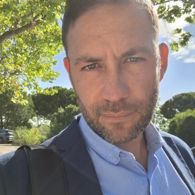 PhD en Economía (Siena), Ex Prof. Visitante en el New School (NY), MSc en Economía y Finanzas (Warwick), MSc en Economía (Siena), Prof UCV, CEO de Econométrica.