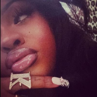 pinkycoffe_'s profile picture. 