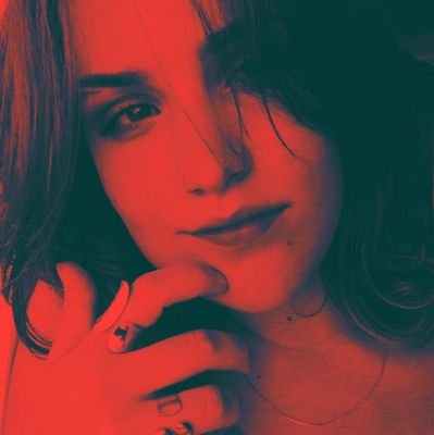 estudante de jornalismo, costureira, atleticana, desenhista, indecisa e desesperada