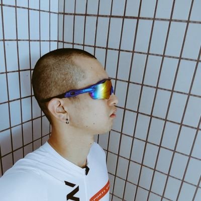 hiroyabike's profile picture. 20代のピアス坊主頭。坊主頭、サイクルウェア、ゼンタイ、ラバースーツが好き。フェチ仲間欲しい…質問よかったら⇒https://t.co/FykZfNav7A
ban対策⇒@orih_ura