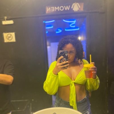 EuVitoriaB7's profile picture. ℙ𝕒𝕣𝕠𝕦 𝕕𝕖 𝕞𝕖 𝕤𝕖𝕘𝕦𝕚𝕣, 𝕖𝕦 𝕡𝕒𝕣𝕠 𝕥𝕒𝕞𝕓𝕖́𝕞 𝕥𝕒́ 𝕒𝕔𝕙𝕒𝕟𝕕𝕠 𝕢𝕦𝕖 𝕖́ 𝕢𝕦𝕖𝕞 ? 𝔸 𝔹𝕖𝕪𝕠𝕟𝕔𝕖́ 💁🏽‍♀️