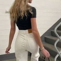 Pouve2985's profile picture. 🇺🇸 Red, white, and bold. I like yoga 🧘‍♀️, dancing 💃, photography 📸, and skiing 🎿. Crafting a life I love.