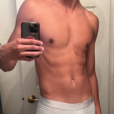 21 | college student | 6’5 | dms open 👻: matthew251130