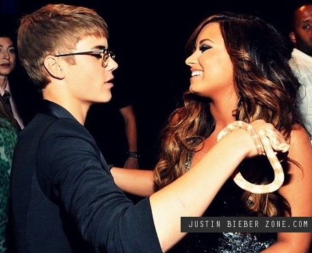I have no time to write a bio, because I'm hanging out with my 3 flawless friends: @justinbieber , @ddlovato and @codysimpson ! #TheHungerGames ♥