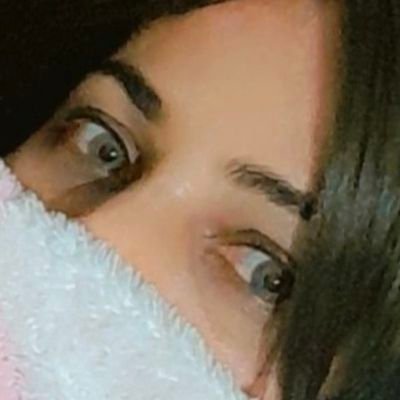 أنا الكلمة الطيبة والوردة اللي بتضحك…
بس ما تقرب كثير، الشوك صاحي 🌹---🇦🇺🇦🇺😎