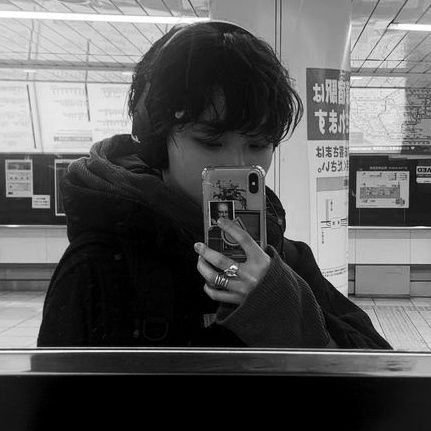 newkidterror's profile picture. 名前を呼んで 今は色のない
「透明girl」