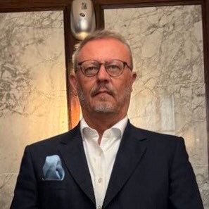 Libertarian, der niemanden braucht, der ihm sagt was er zu denken hat. Anti Fakenews, anti Heuchelei, anti Mainstream, pro Europa, deshalb Anti EU.