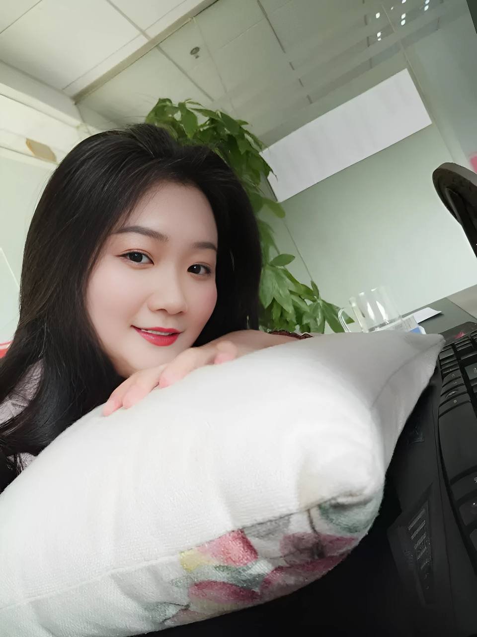 Betead145270's profile picture. Girls who love to laugh will never have bad luck. I also hope to meet my prince charming.