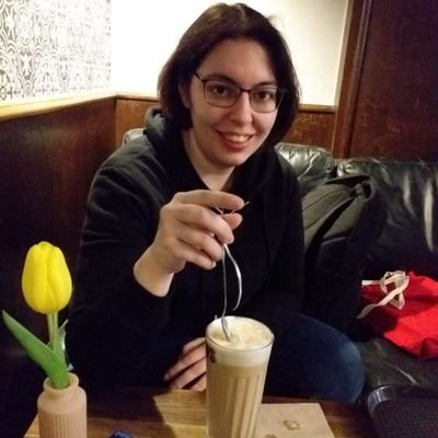 Online-Redakteurin, Nerd 🤓, liebt Bücher 📚 Filme 🎬 Serien 📺 und Musik 🎧