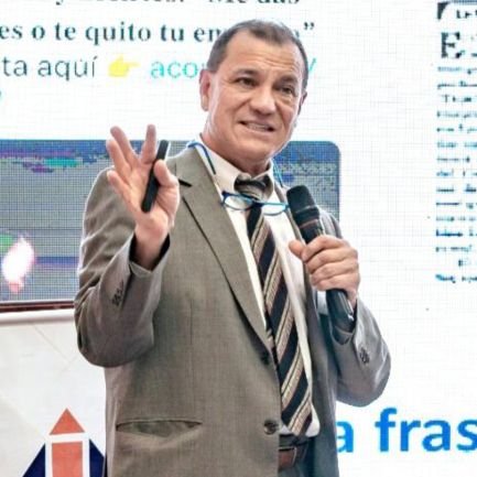 Politólogo, no analista, fanático de la F1, apasionado del buen vino y atigrado hasta el tuétano...