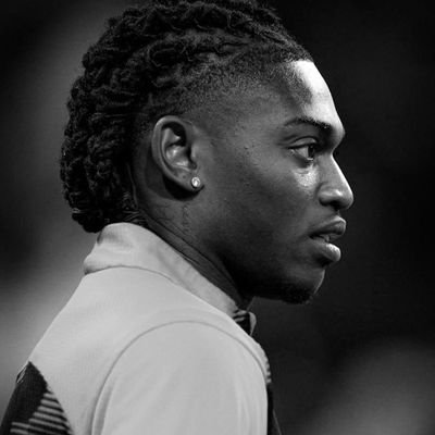 🔴⚫SEMPRE AL TUO FIANCO IO DI TE NON MI STANCO🔴⚫ @ACMilan⚽️ @RafaeLeao7🏄🏿♂️❤️@Lakers🏀 #MambaMentality🐍💛💜