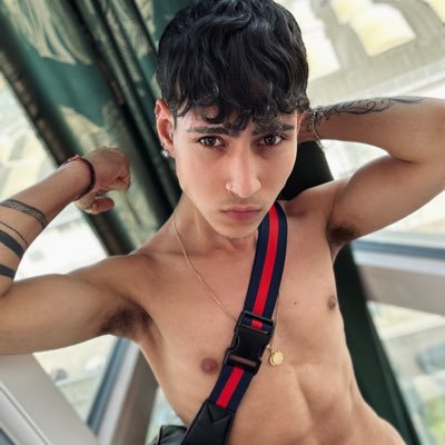 Benvenuti nel mio mondo🤍💙 Mi piace mettermi in mostra e condividere chi sono😈. Scopri tutto su di me cliccando il link qui sotto!👇🏻😏🔞