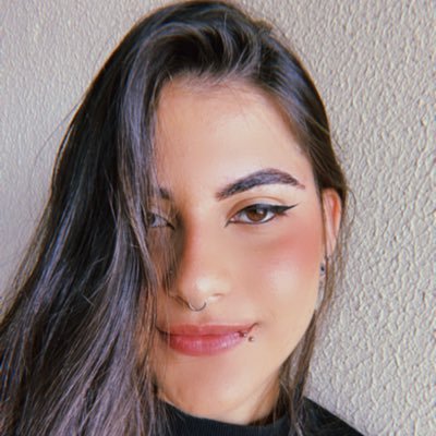 • E a todas as garotas que gostam de garotas, porque eu as vejo, gigantes!
