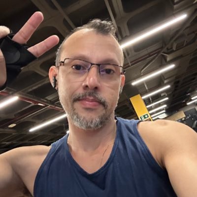 Publicitário, feiticeiro e usa fantoches para explicar de maneira lúdica a quem não entender os meus tweets.