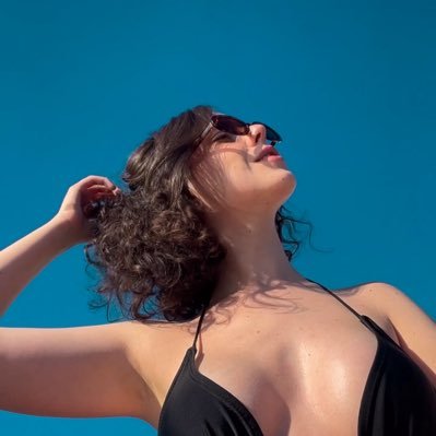 eduardabuainain's profile picture. a única coisa a fazer é tocar um tango argentino