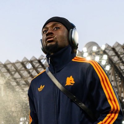 asrnicolo's profile picture. |@OfficialASRoma🐺@Azzurri 🇮🇹|serie 🅰️ss enthusiast