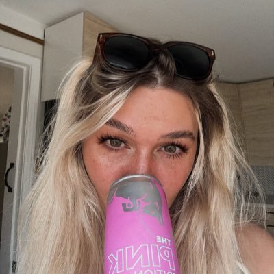 peachysar's profile picture. 26, she/her