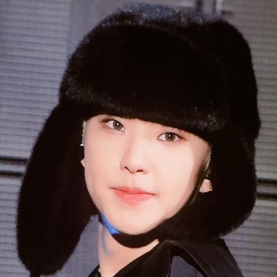 betches____'s profile picture. soon centric.