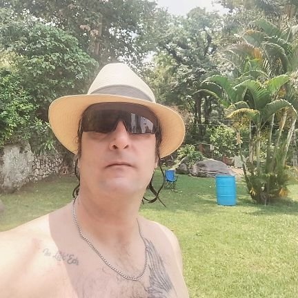 Médico Veterinario Zootecnia, Disfrutando de la vida leyendo algún libro , tomando un buen vino una cañita un mezcalito carnita asada o aguachile o cocktelito