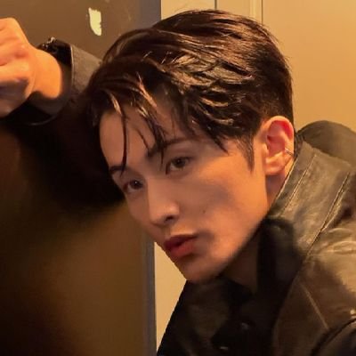 mrkomega's profile picture. mark y yo cn muchos gatitos 🩷