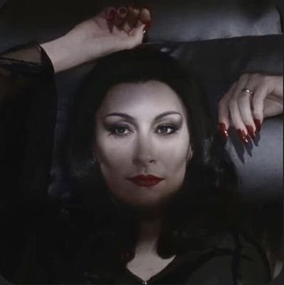 romanticmiles's profile picture. switch • 19y • nb • pansexual e não monogâmico