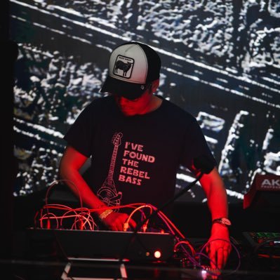 Producer / Modular Synth player / Song Writer / IDM / Ambient / drum n bass. instagram : DNSeric website : https://t.co/xRynasP7ww