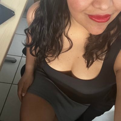 Luego hablo sola,pienso en voz alta,distraída||Amo los atardeceres,las nubes,la intensidad,la música,el café,mis piernas entaconadas👠. #WineNot🍷#RedLips 💋