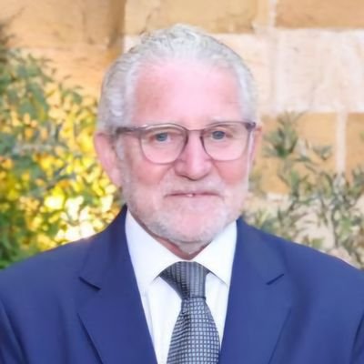 Médico y diplomático. Embajador de España en el Líbano. Cuenta de carácter personal.