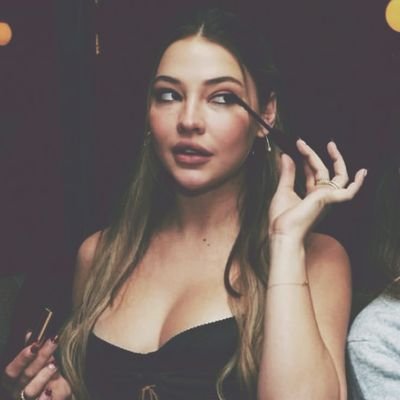 ⠀
𝗺𝗼𝗱𝗲𝗹𝗼, 𝖺𝗋𝗍𝗂𝗌𝗍𝖺 & 𝗂𝗍 𝗀𝗂𝗋𝗅 !¡ #𝗚𝗨𝗖𝗖𝗜ᅟᅟ
@IT_SKARSGARD ' wife
⠀